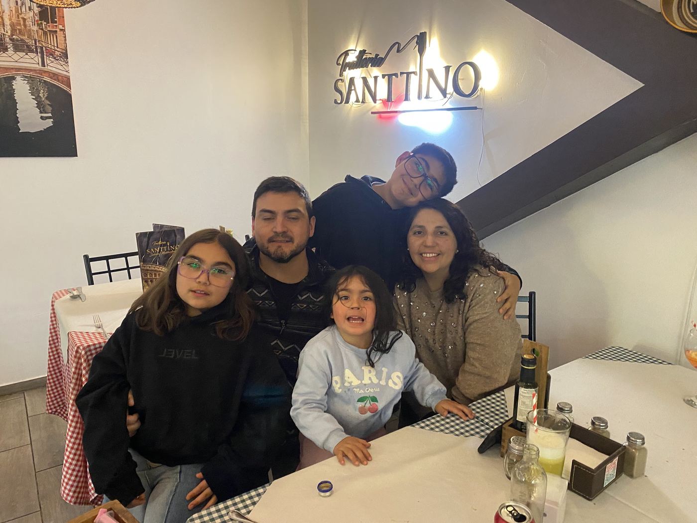 Familia junto al logo de Santtino
