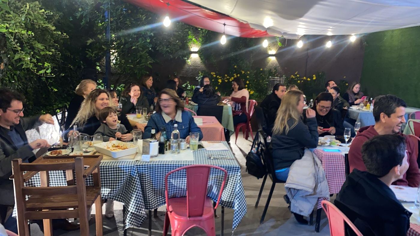 Terraza de noche con clientes