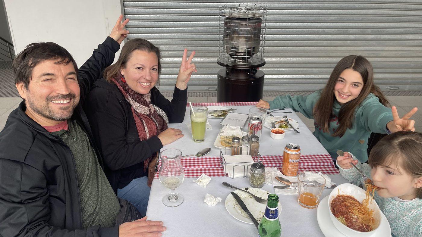 Clientes compartiendo pastas en Santtino