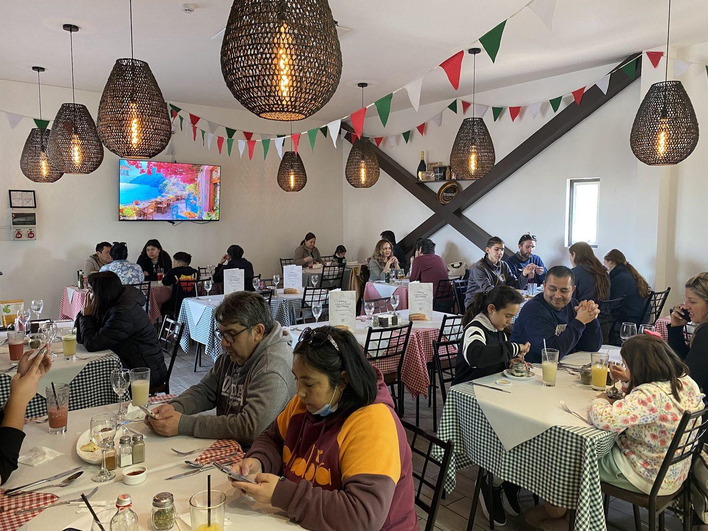 Salón de Trattoria Santtino con clientes almorzando